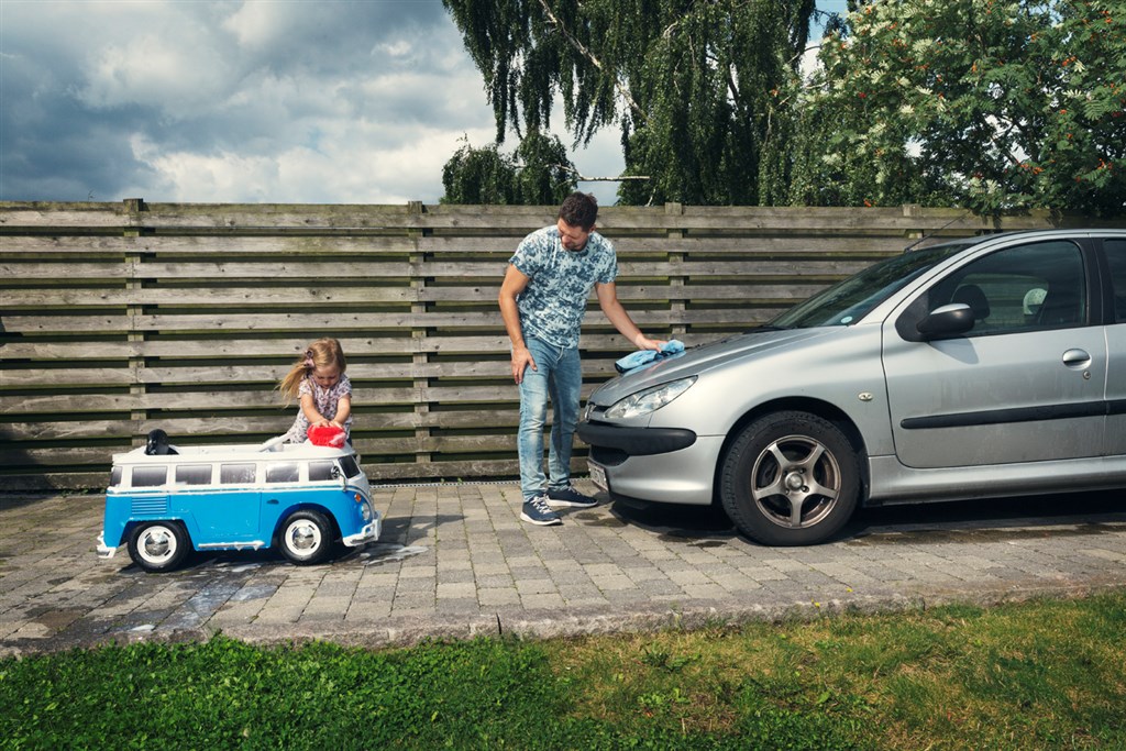 Det kan godt betale sig at bruge et par timer på at vaske vinteren af bilen og gøre den klar til at køre foråret i møde. En velholdt bil holder nemlig længere, og holder samtidig værdien bedre.
(Foto: FDM)